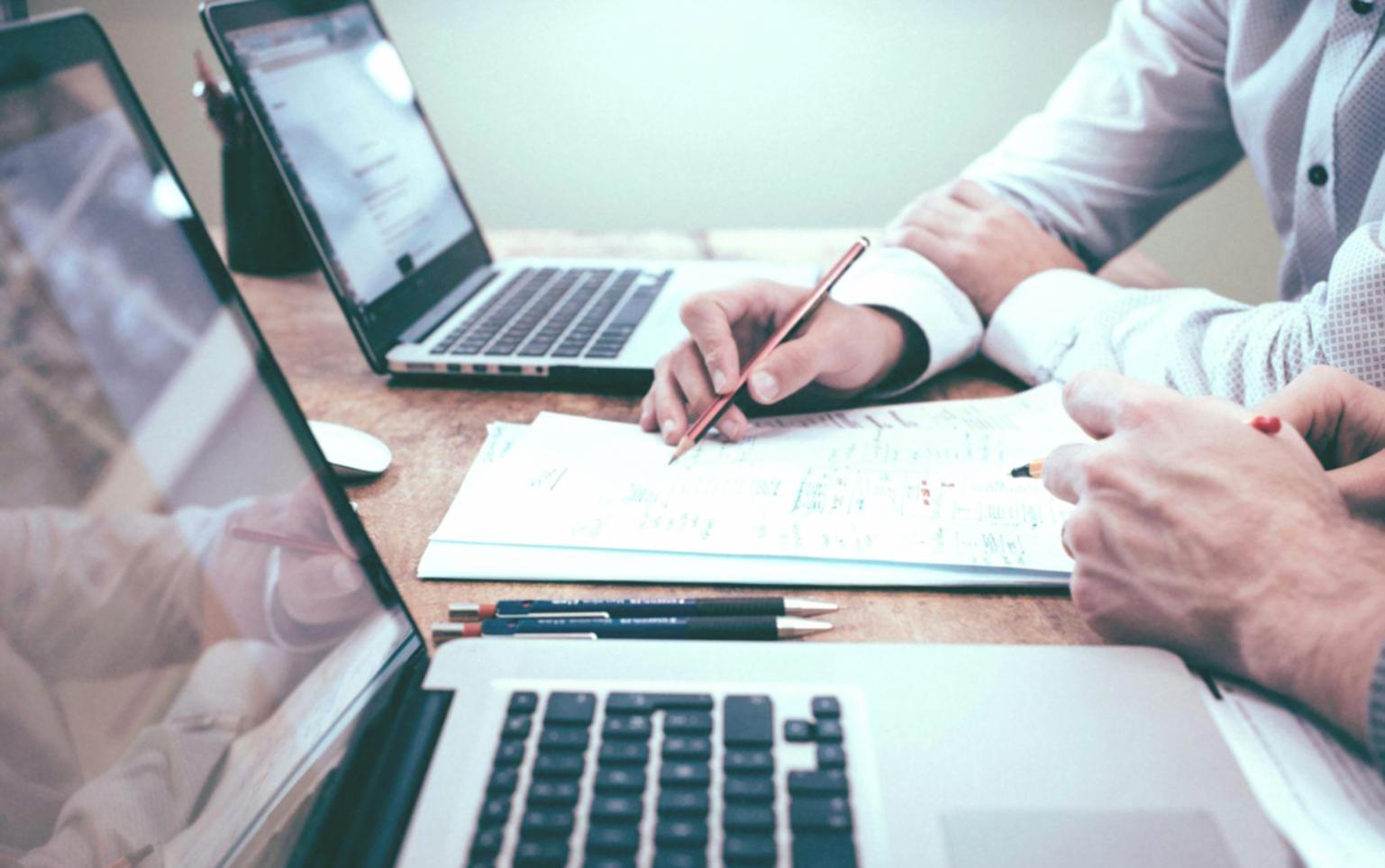 Profesionales trabajando en análisis financiero durante taller especializado