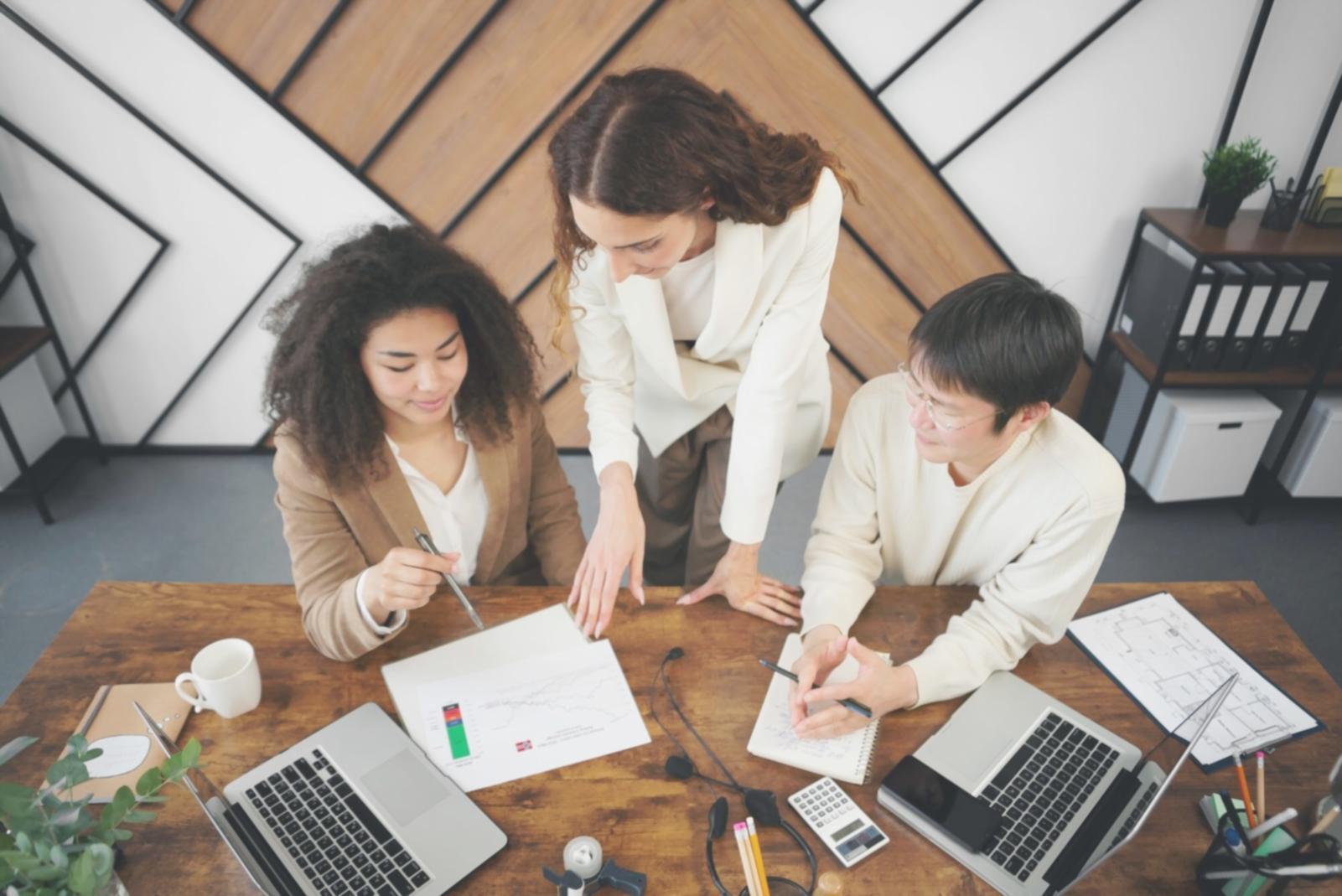 Análisis de métricas financieras en oficina moderna