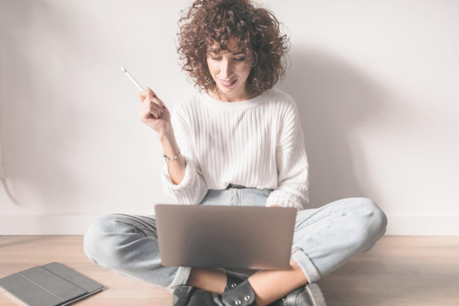 Profesionales de nexivolara trabajando en análisis de métricas de rendimiento presupuestario